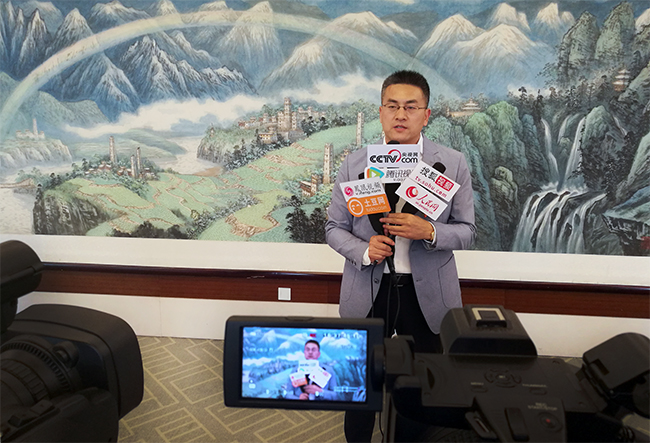 青島沃富新能源科技有限公司鄭總接受各大媒體的采訪，青島沃富新能源科技有限公司