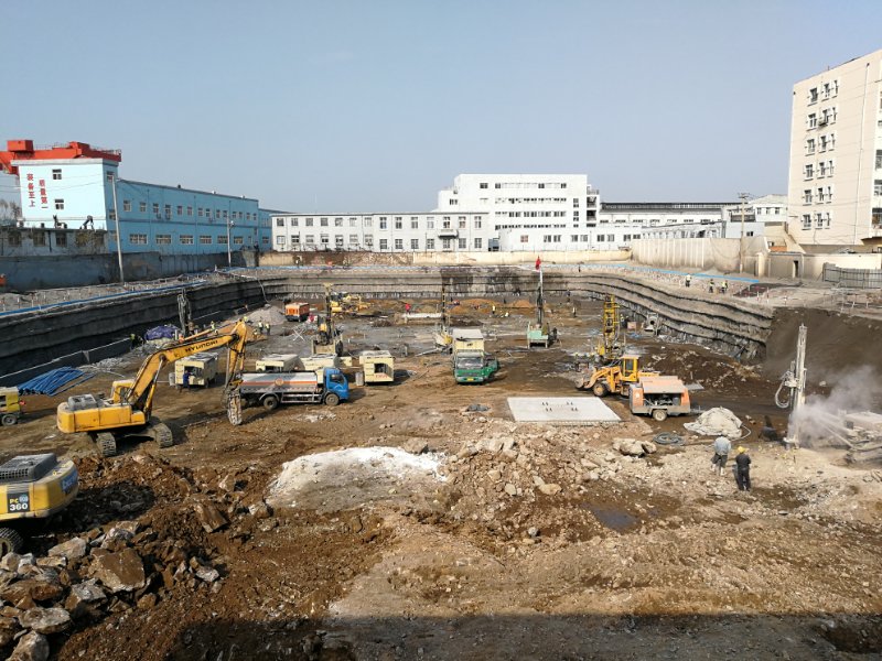 青島沃富新能源科技有限公司大型工程地源熱泵施工現(xiàn)場(chǎng)