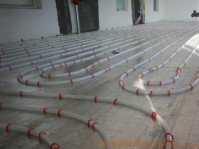 青島德沃幼兒園空氣源熱泵項(xiàng)目施工案例地暖施工、主機(jī)施工，空氣源熱泵項(xiàng)目調(diào)試成功，項(xiàng)目展示實(shí)例&mdash;&mdash;空氣源熱泵地暖鋪管1