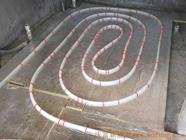 青島德沃幼兒園空氣源熱泵項(xiàng)目施工案例地暖施工、主機(jī)施工，空氣源熱泵項(xiàng)目調(diào)試成功，項(xiàng)目展示實(shí)例&mdash;&mdash;空氣源熱泵地暖鋪管3