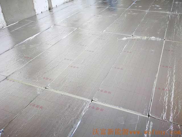 青島德沃幼兒園空氣源熱泵項(xiàng)目施工案例地暖施工、主機(jī)施工，空氣源熱泵項(xiàng)目調(diào)試成功，項(xiàng)目展示實(shí)例&mdash;&mdash;空氣源熱泵地暖鋪管4