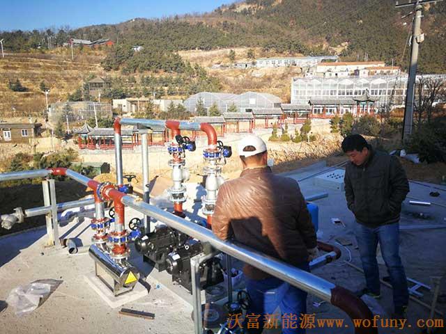 青島德沃幼兒園空氣源熱泵項(xiàng)目施工案例地暖施工、主機(jī)施工，空氣源熱泵項(xiàng)目調(diào)試成功，項(xiàng)目展示實(shí)例&mdash;&mdash;空氣源熱泵管路連接1