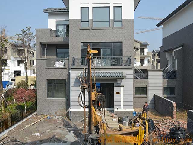 青島長(zhǎng)水山莊別墅小區(qū)地源熱泵項(xiàng)目施工鉆井現(xiàn)場(chǎng)圖片展示&mdash;&mdash;&mdash;地源熱泵項(xiàng)目全景