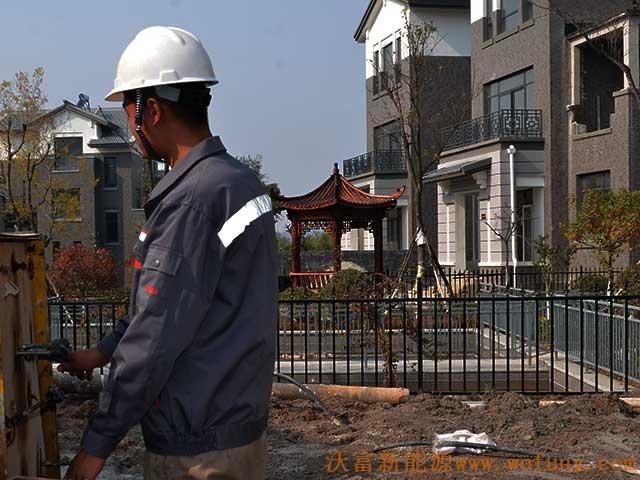 青島長(zhǎng)水山莊別墅小區(qū)地源熱泵項(xiàng)目施工鉆井現(xiàn)場(chǎng)圖片展示&mdash;&mdash;&mdash;鉆機(jī)操作示意圖