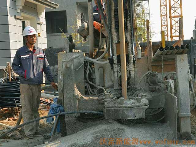 青島長(zhǎng)水山莊別墅小區(qū)地源熱泵項(xiàng)目施工鉆井現(xiàn)場(chǎng)圖片展示&mdash;&mdash;&mdash;鉆機(jī)運(yùn)行中